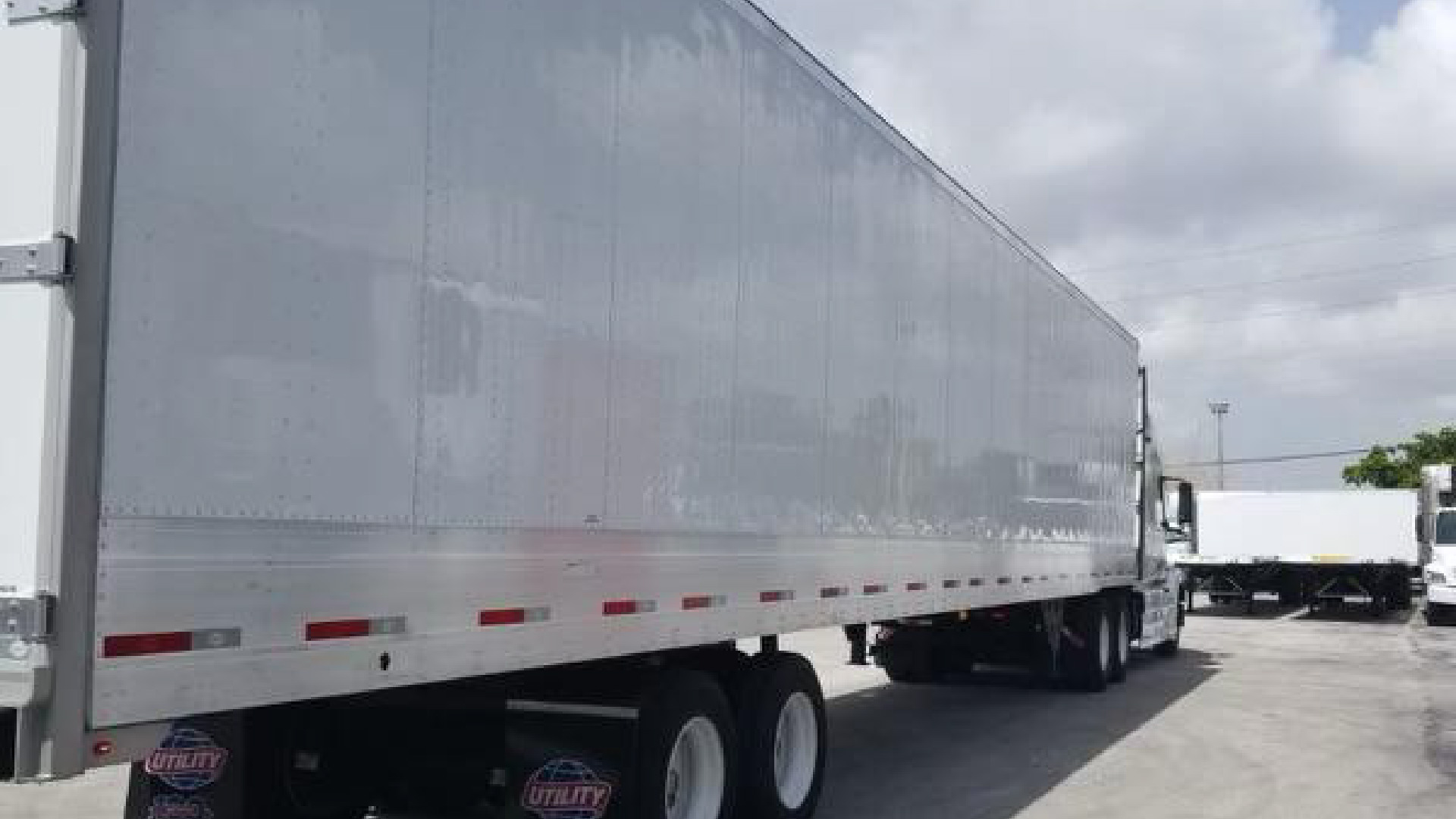 semi truck for freight brokerage services in Miami by Dynamic 305 Logistics